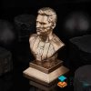 Tượng sưu tầm Lionel Messi đứng với bóng. - P3F0186