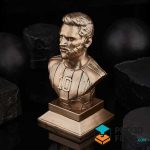 Tượng sưu tầm Lionel Messi đứng với bóng. - P3F0186
